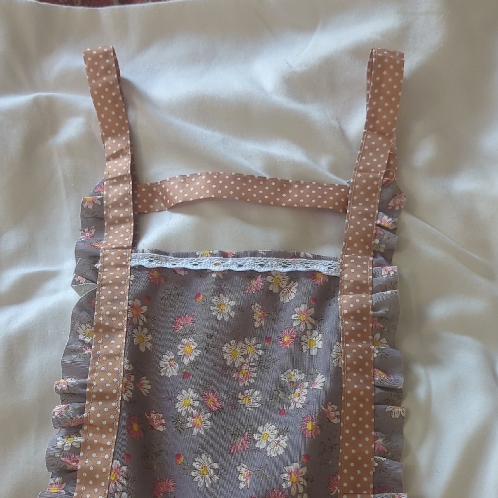 Vintage-inspired floral apron - Picture 2 of 11